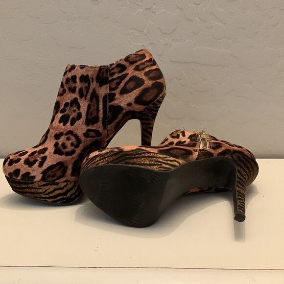 Material girl leopard print platform booties w/5 “ heel and 1 1/4” platform - Picture 6 of 12